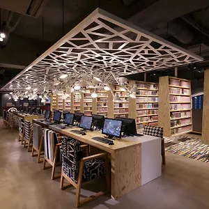 Kapselhotel Booth Netcafe & Capsule